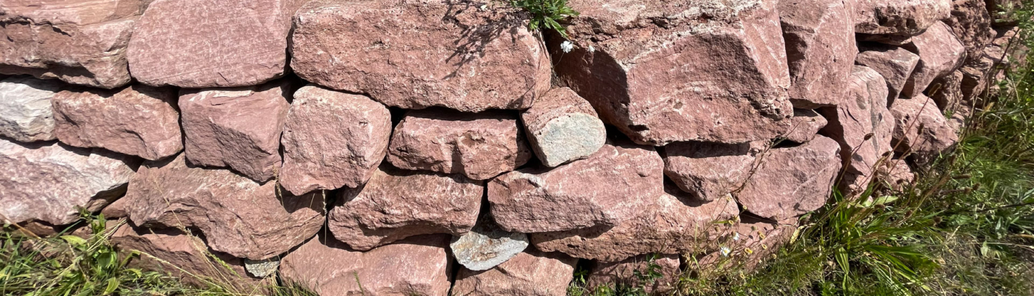 Trockenmauer aus Natursteinen